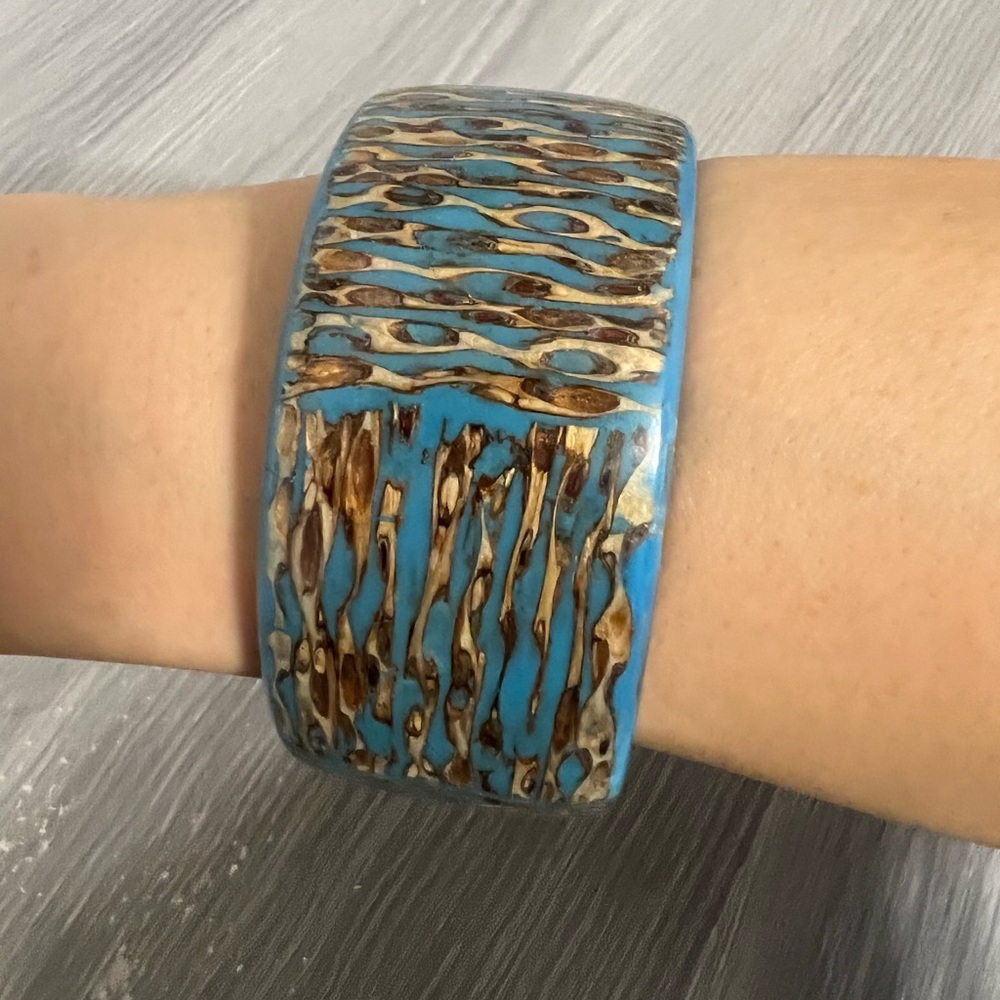 Vintage Plastic Bangle Bracelet, Blue with Wood Shavings